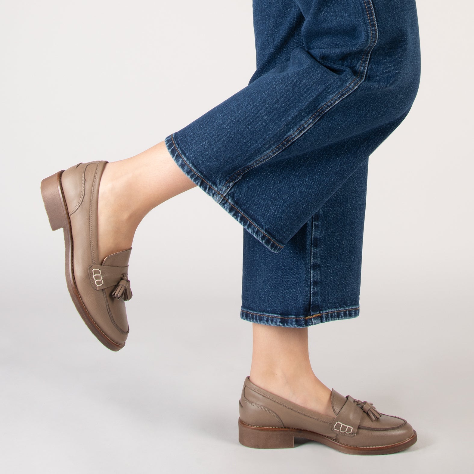 CASTELLANO CASUAL – Mocasín de napa con borla TAUPE