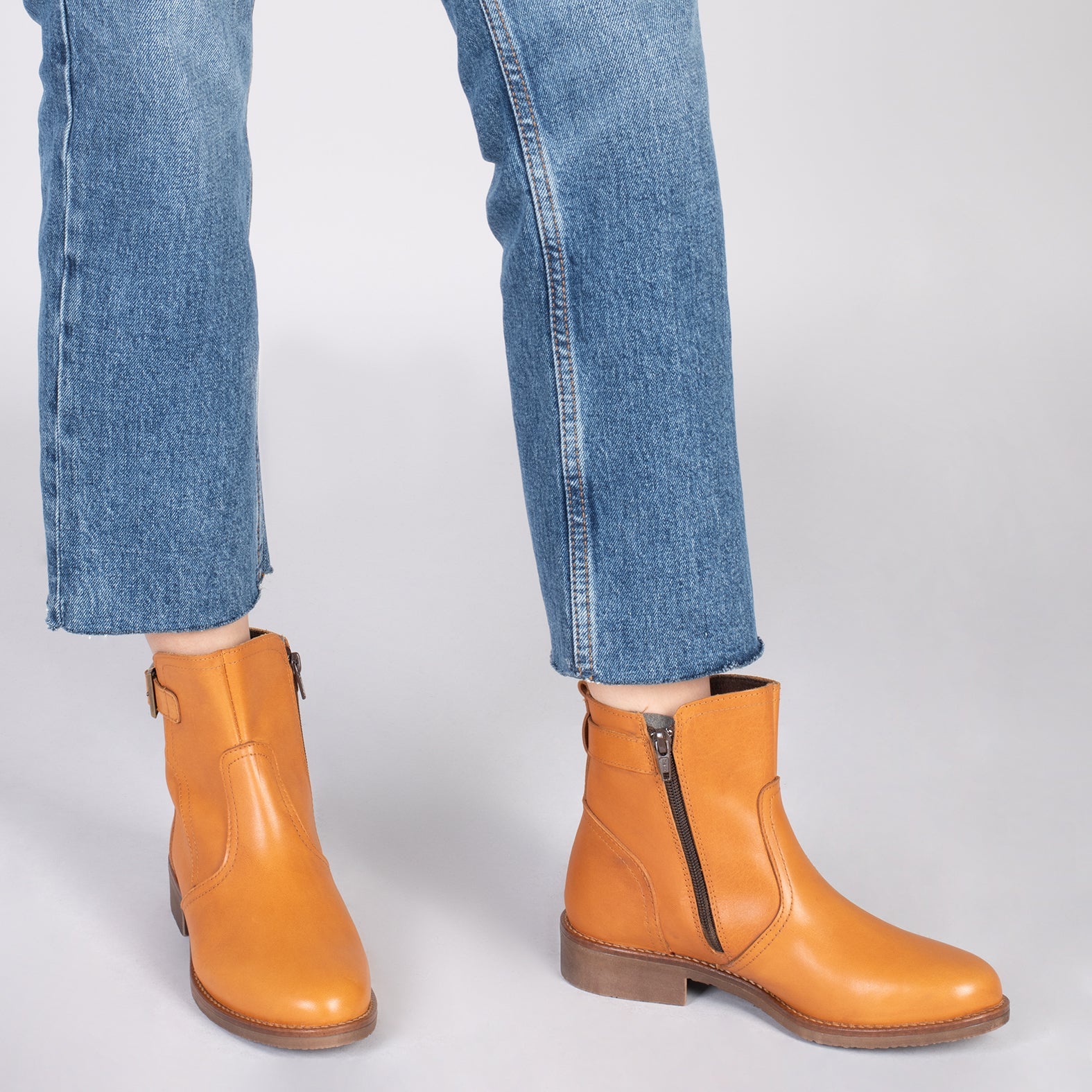 BIKER – Botines bajos con hebilla MARRÓN