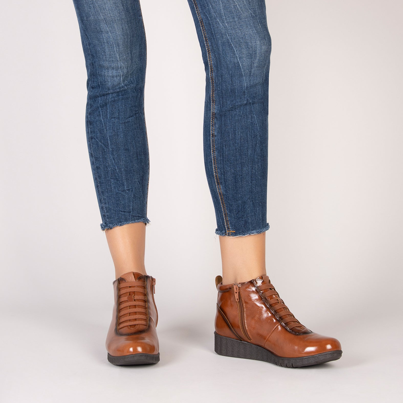 FLEXY - Zapatillas Abotinadas de charol CAMEL