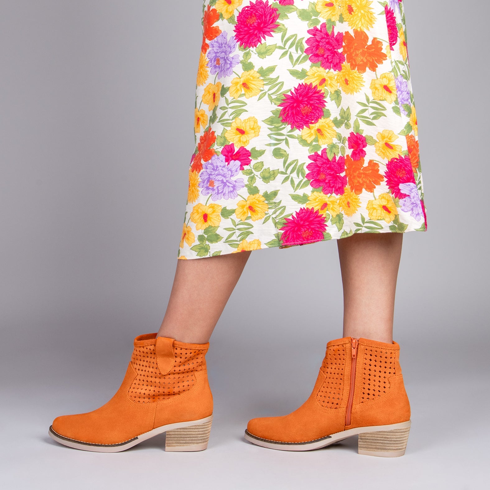 HOUSTON – Botines cowboy con tacón NARANJA