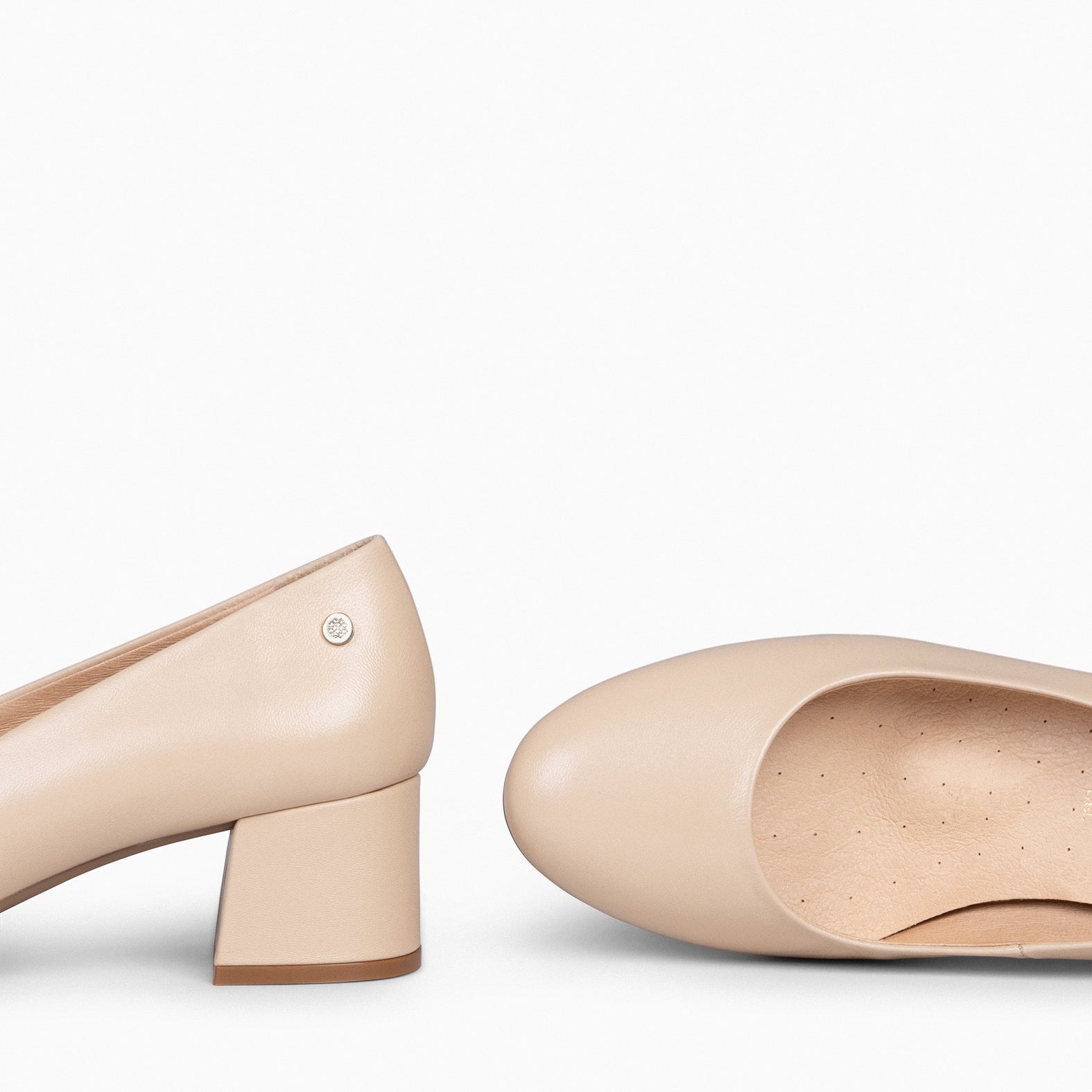 URBAN REDONDO SALÓN – Zapatos de tacón bajo de napa BEIGE