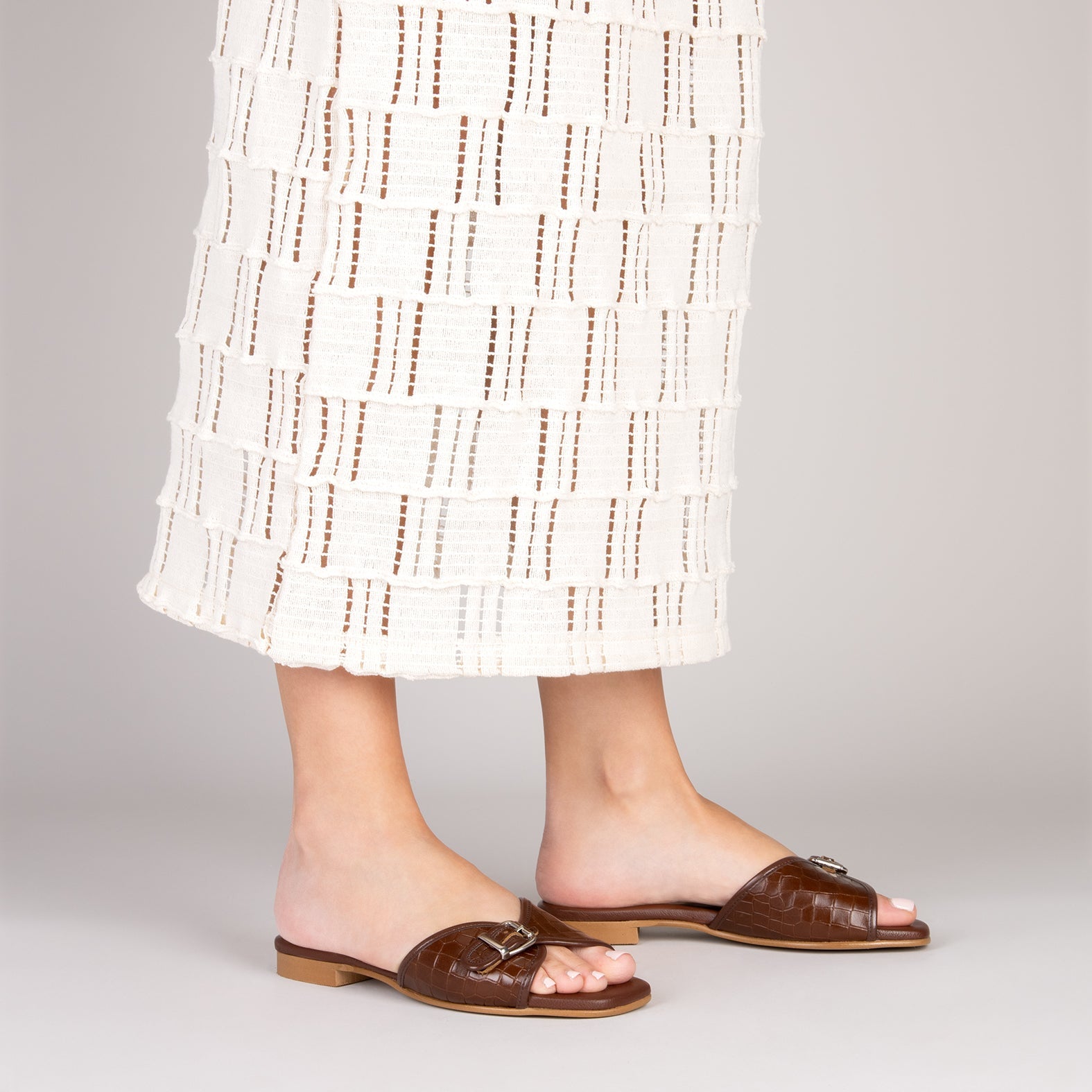 NAIROBI – Sandalias planas elegantes de mujer MARRÓN