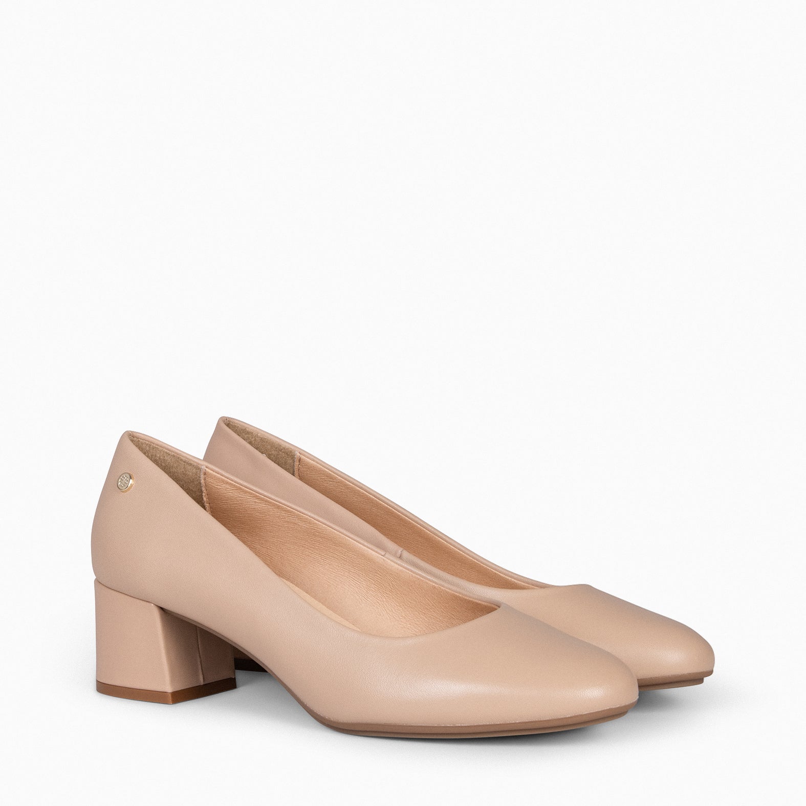 URBAN REDONDO SALÓN – Zapatos de tacón bajo de napa NUDE