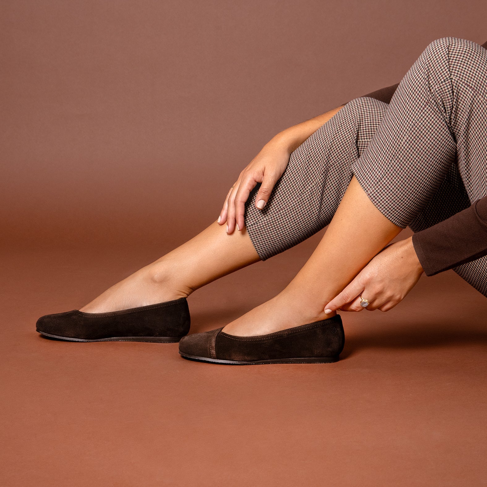 PLUMA - Bailarina baresoft de serraje en MARRON