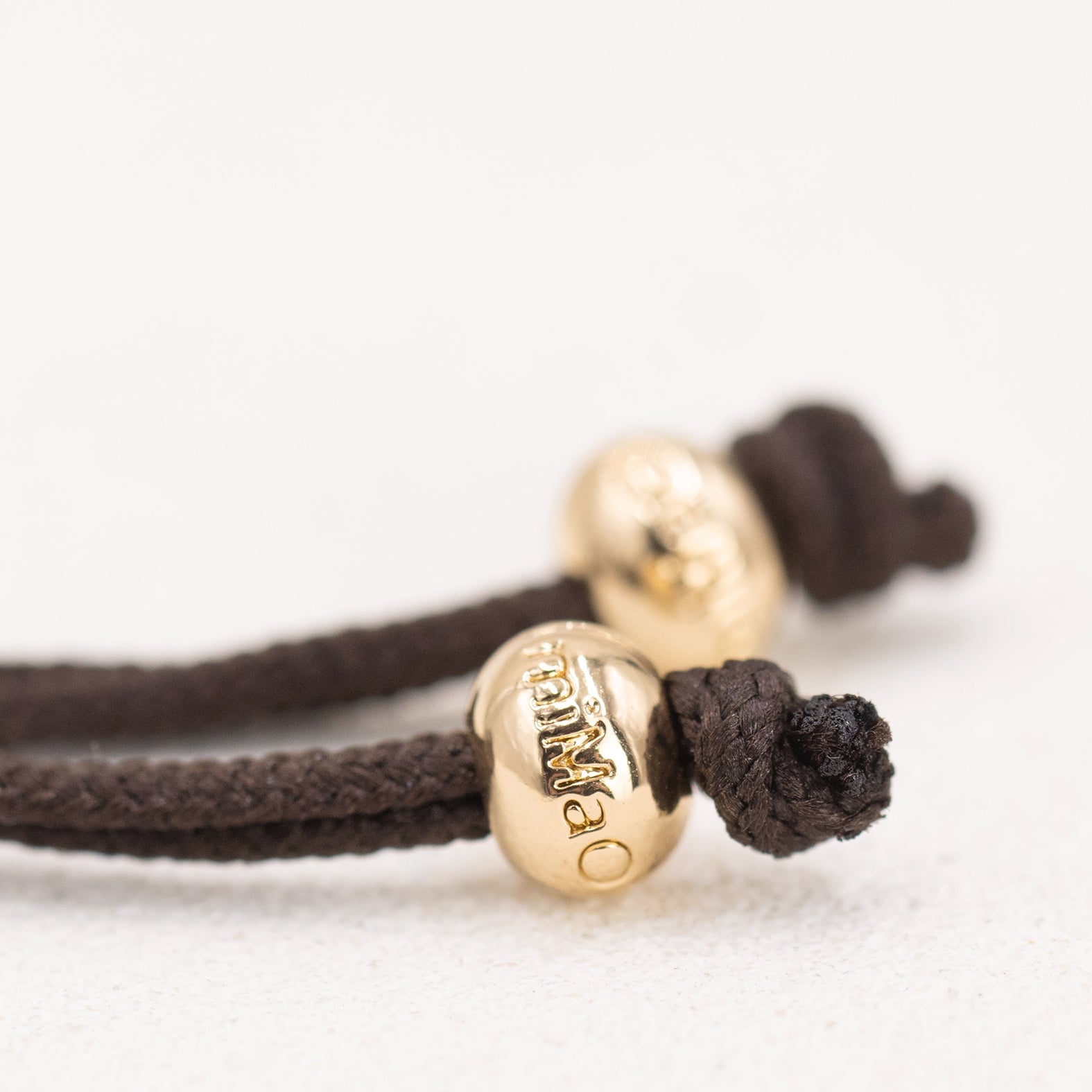 PULSERA MARRON DE LA FORTALEZA ORO