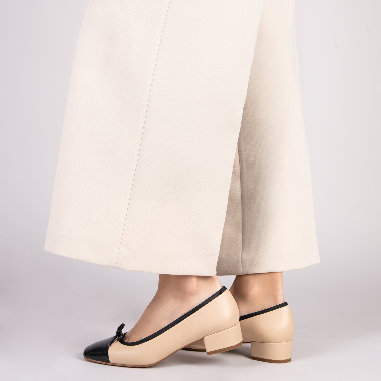 GLAMOUR – Bailarinas con tacón y puntera de charol BEIGE