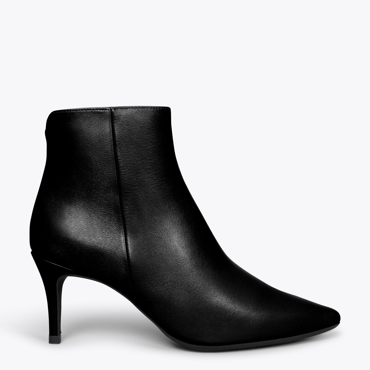 OUTFIT Botines de piel con tacón de aguja NEGROS