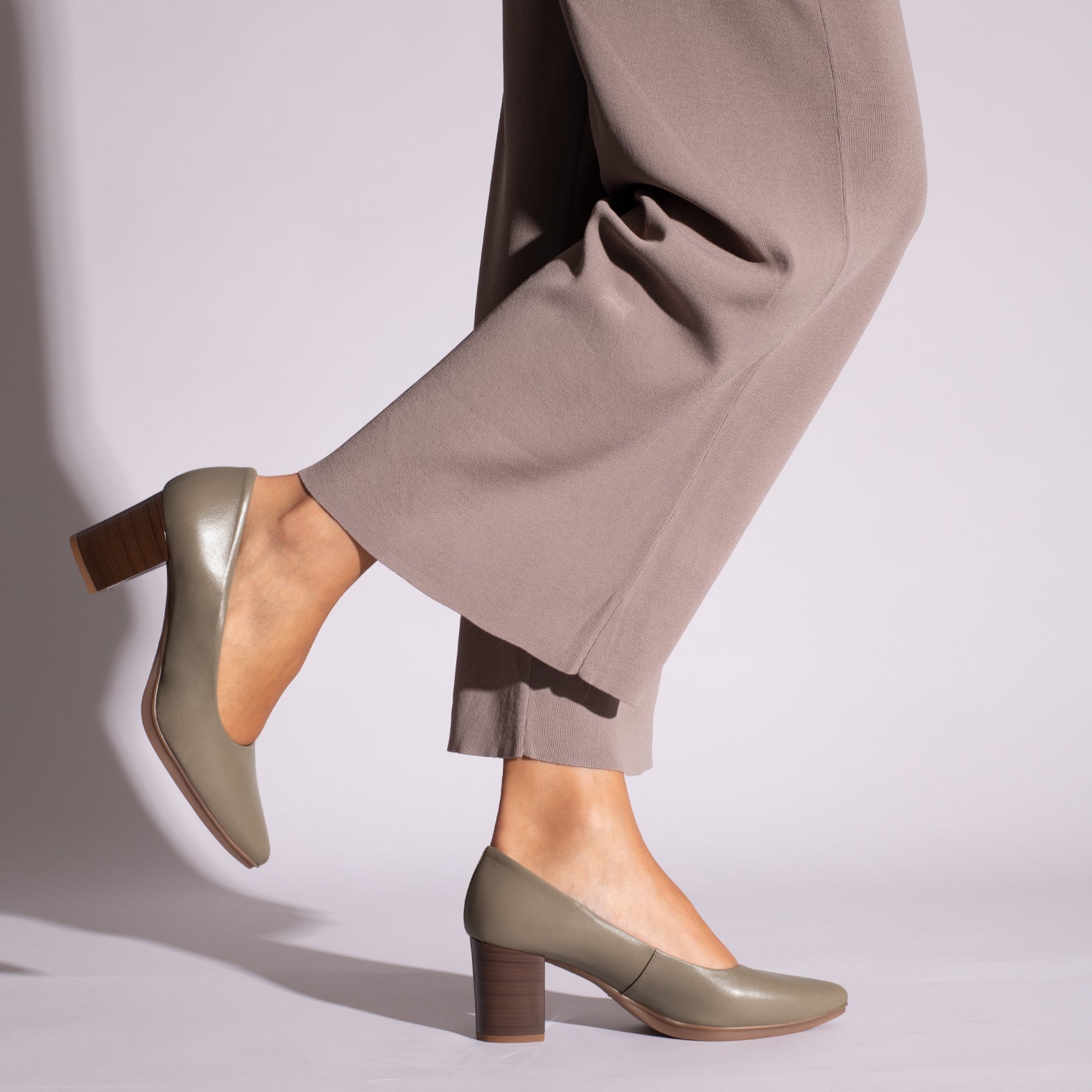 URBAN S SALON - Zapato TAUPE con tacón madera