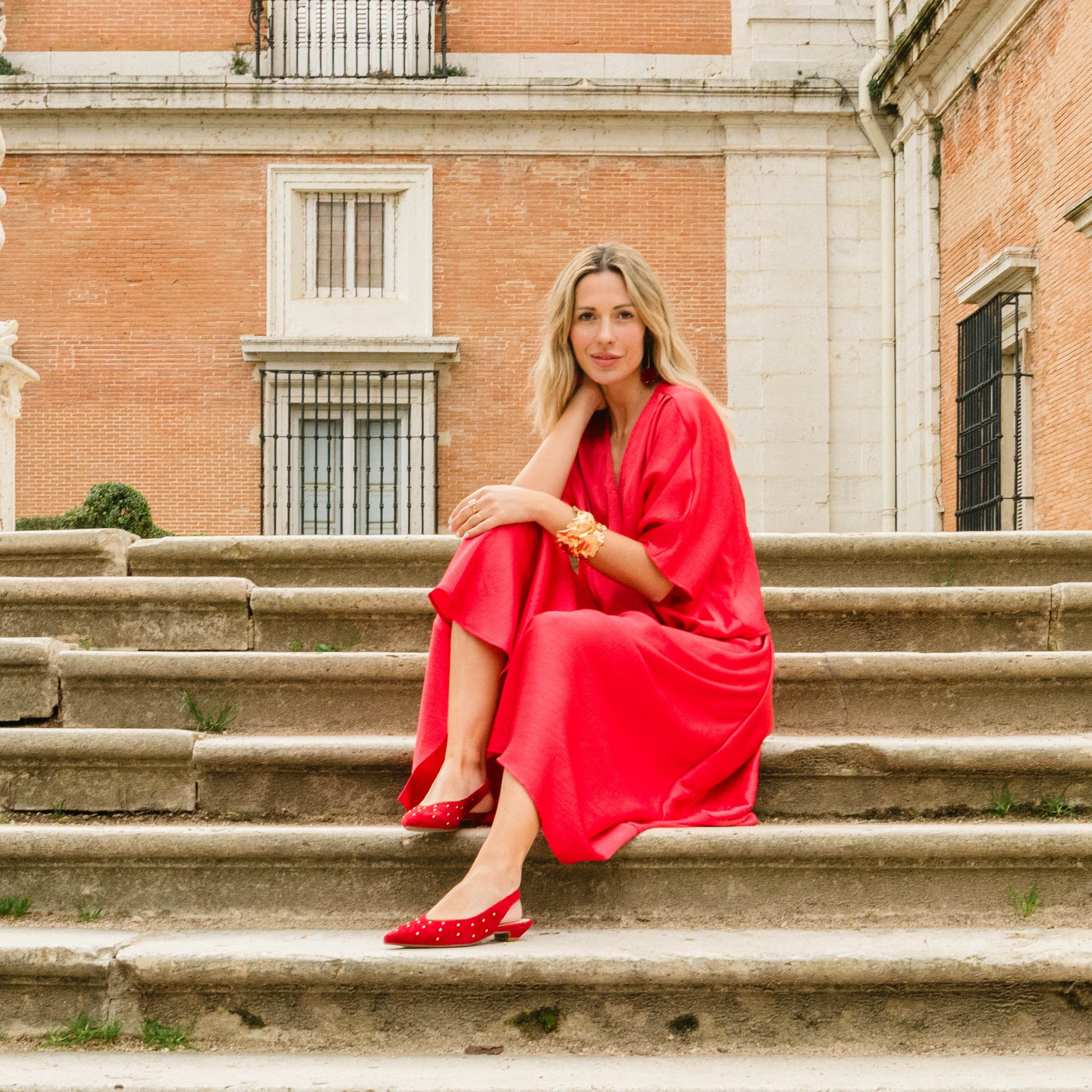 ORION – ZAPATOS BAJOS DESTALONADOS CON TACHAS ROJO
