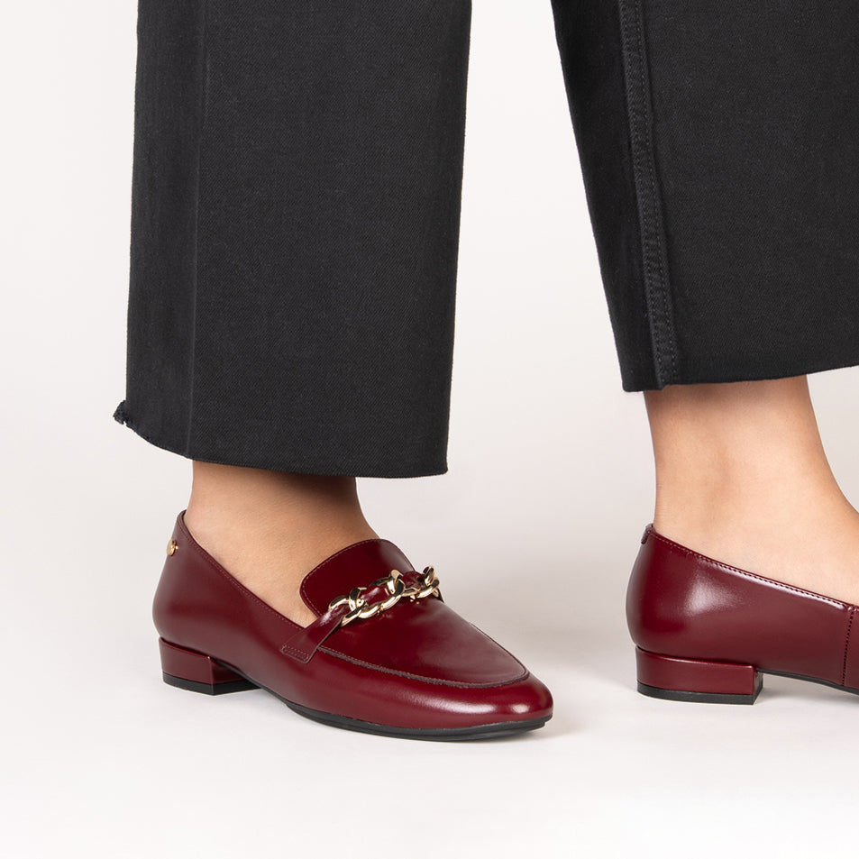 CHAIN - Mocasines planos con adorno metalizado BURDEOS