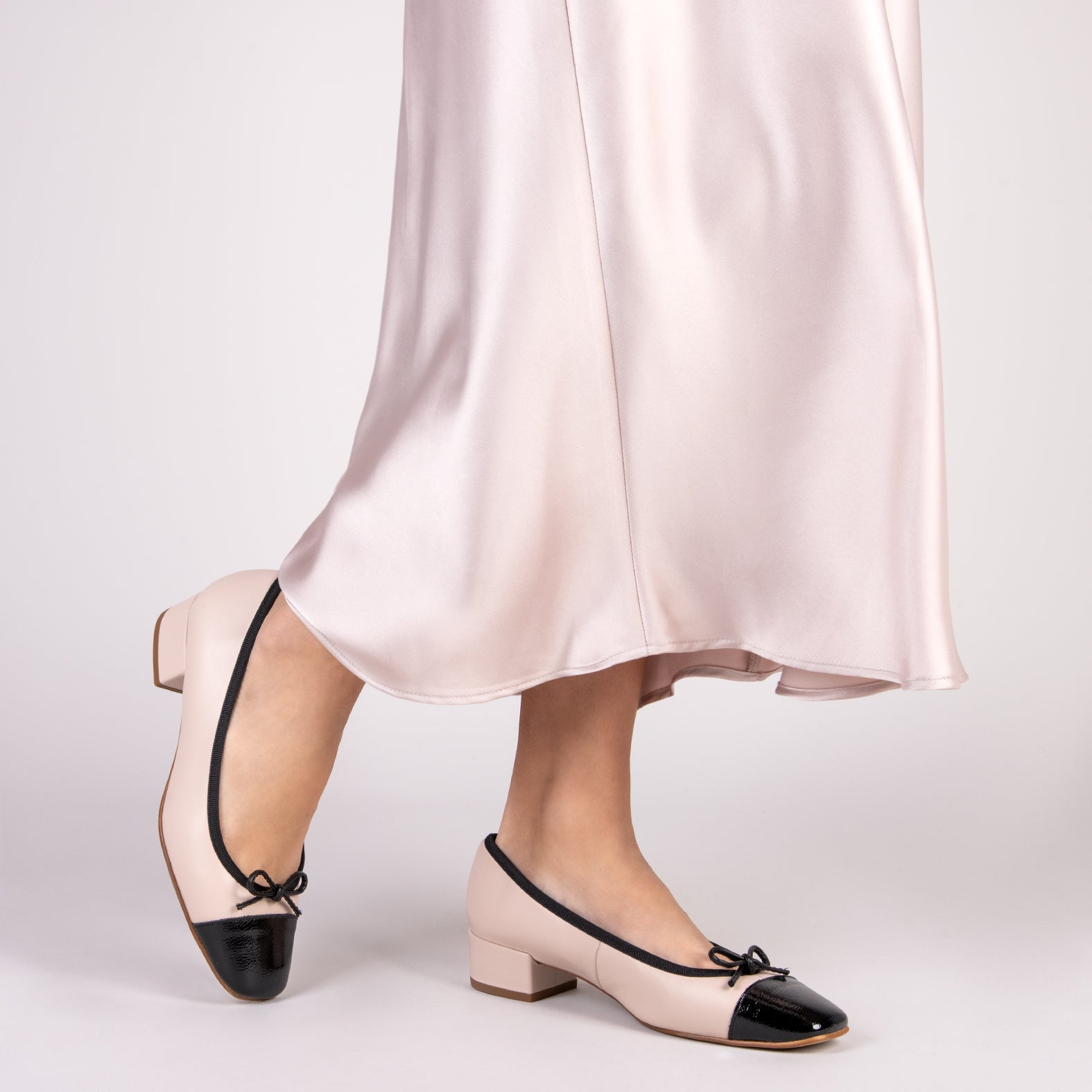 GLAMOUR – Bailarinas con tacón y puntera de charol NUDE