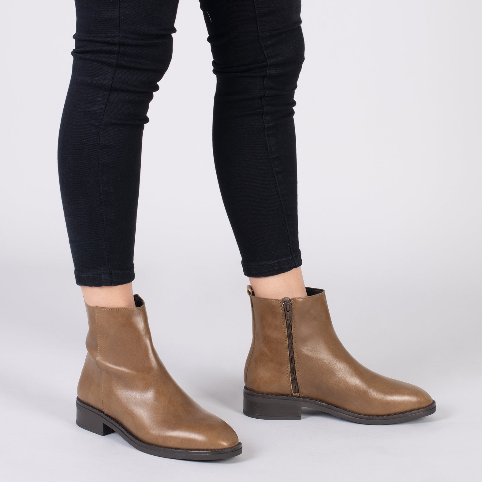 MANCHESTER – Botines planos con cremallera TAUPE