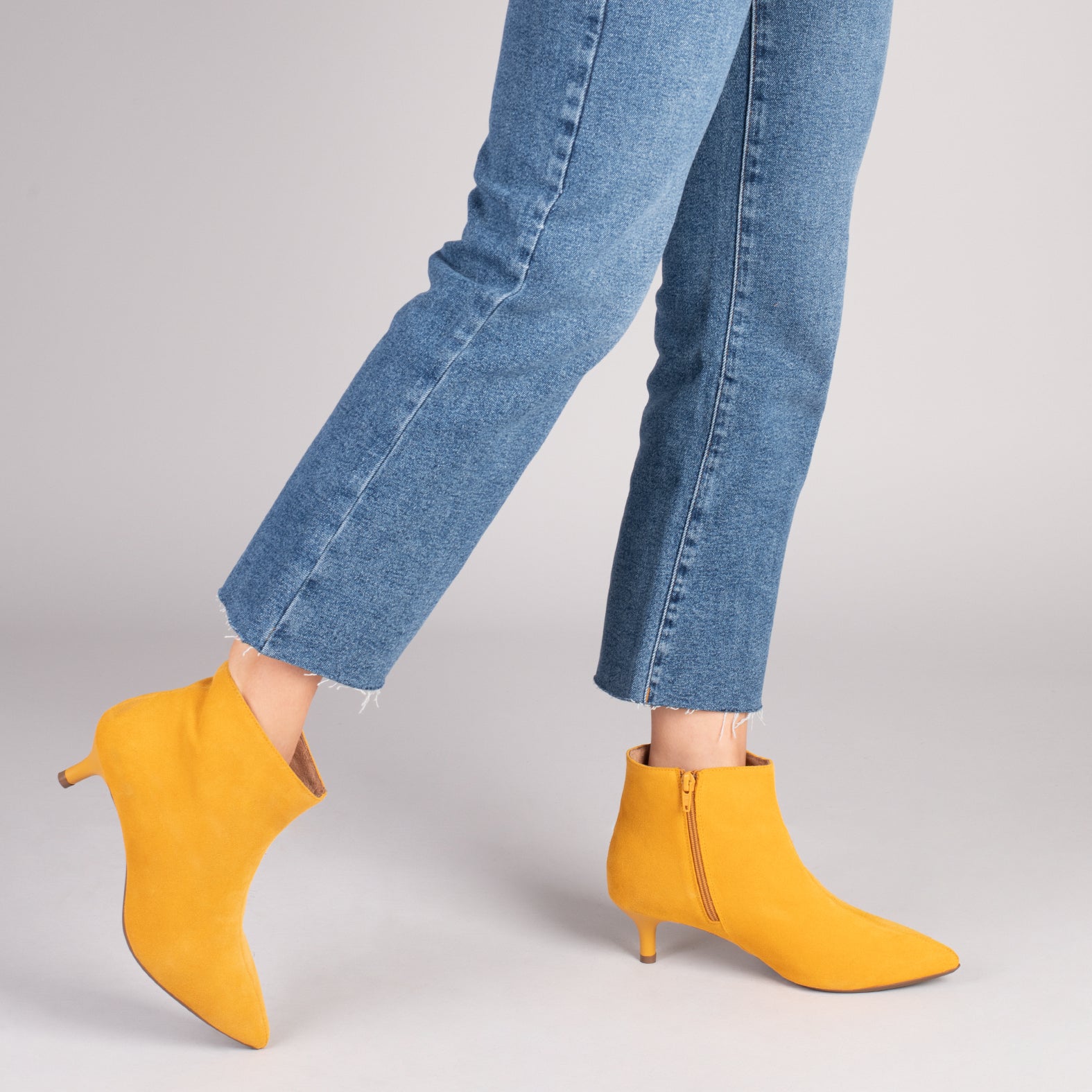 OUTFIT -  Botines elegantes de tacón bajo de aguja  AMARILLO