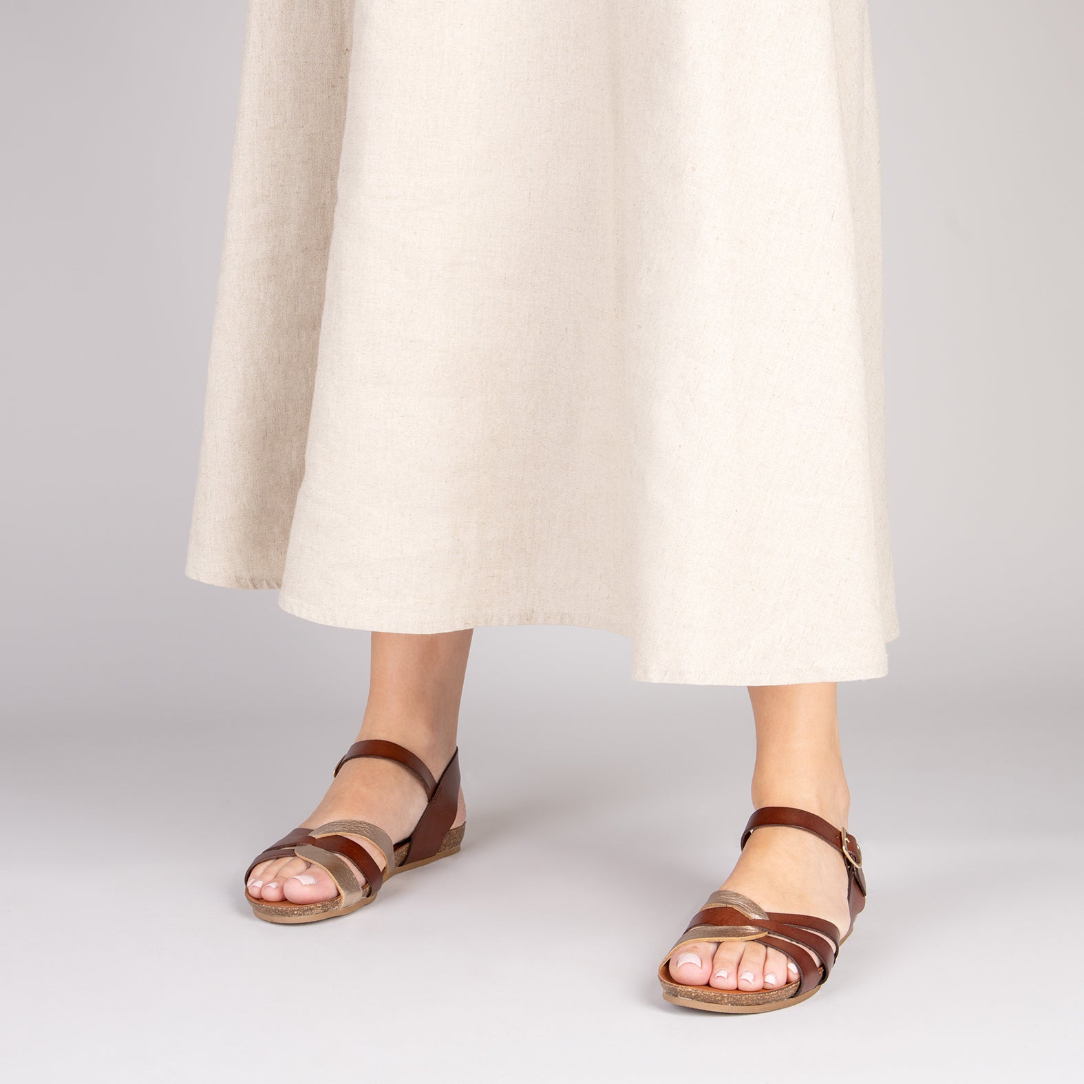 SALOMÉ -  Sandalias planas con pulsera MARRÓN