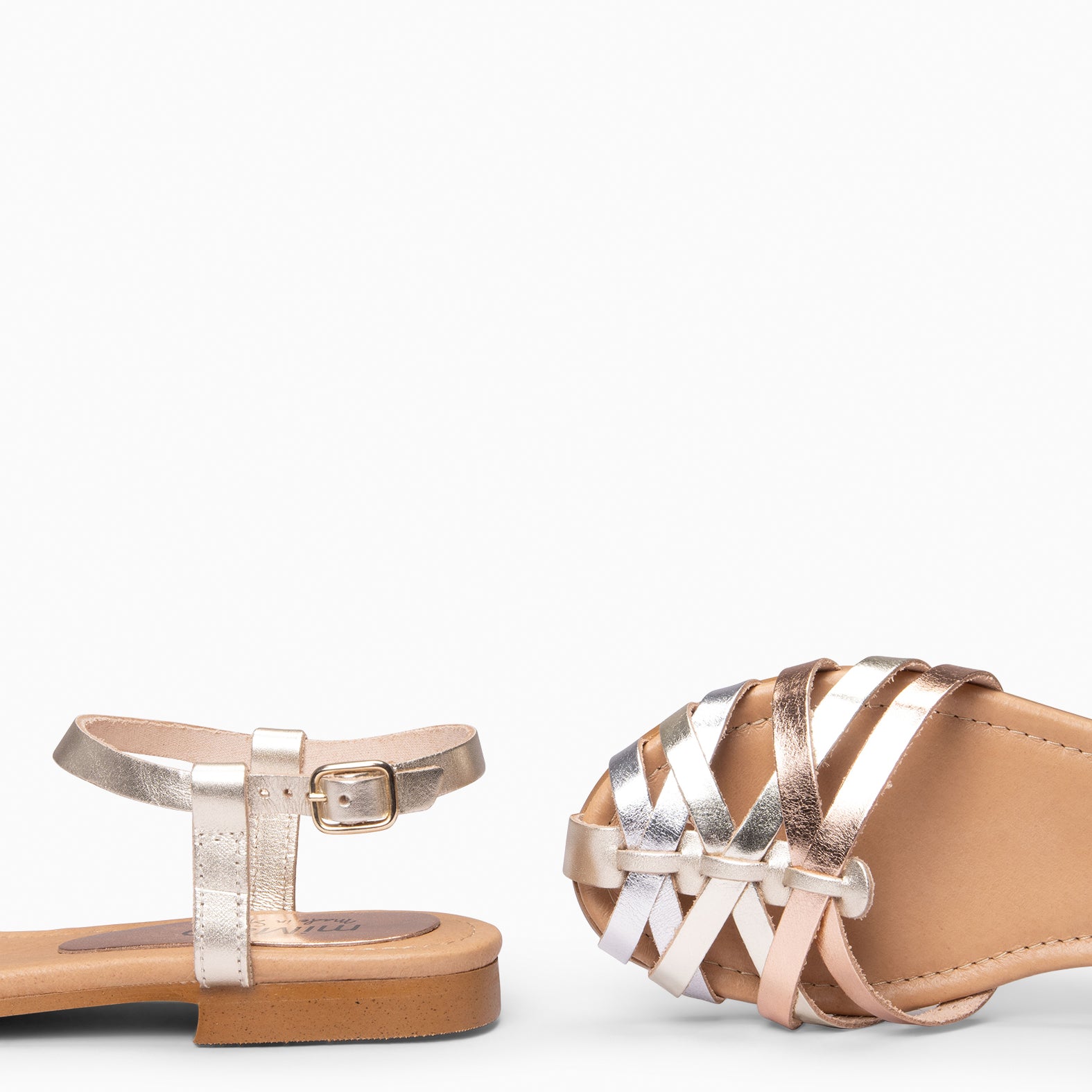 BEACH - Sandalias planas de tiras METALES