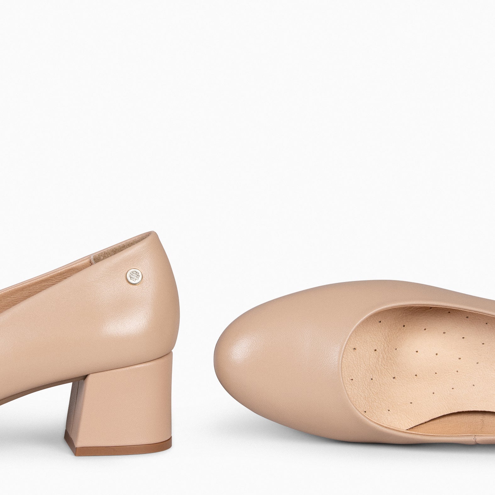URBAN REDONDO SALÓN – Zapatos de tacón bajo de napa NUDE