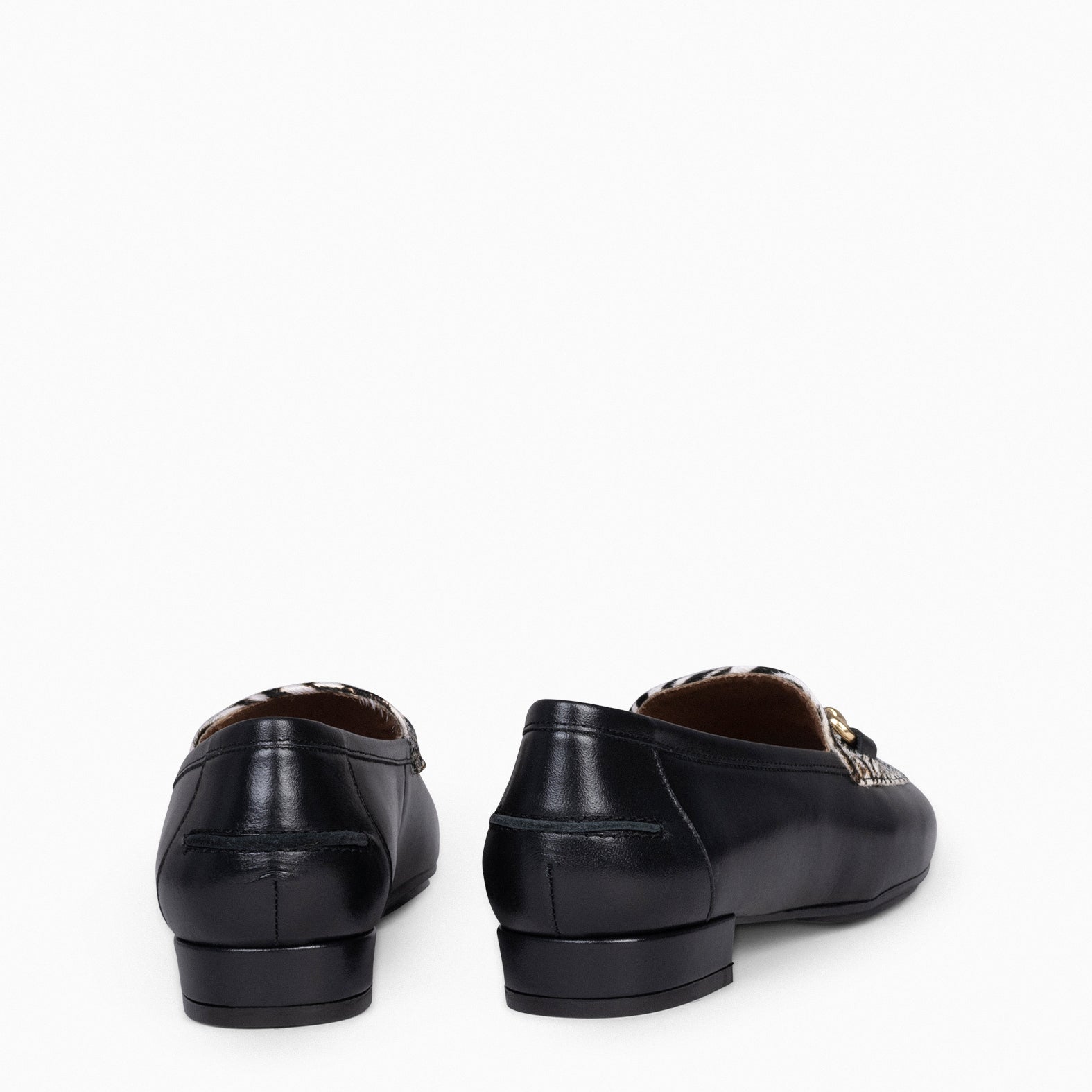 STYLE SAUVAGE - Mocasín tacón bajo CEBRA