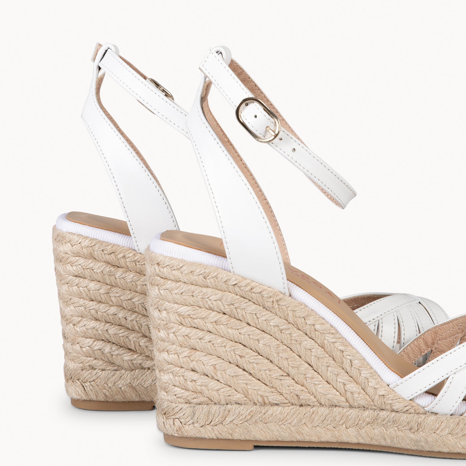 ISABEL - SANDALIAS BLANCAS DE TIRAS CRUZADAS CON CUÑA