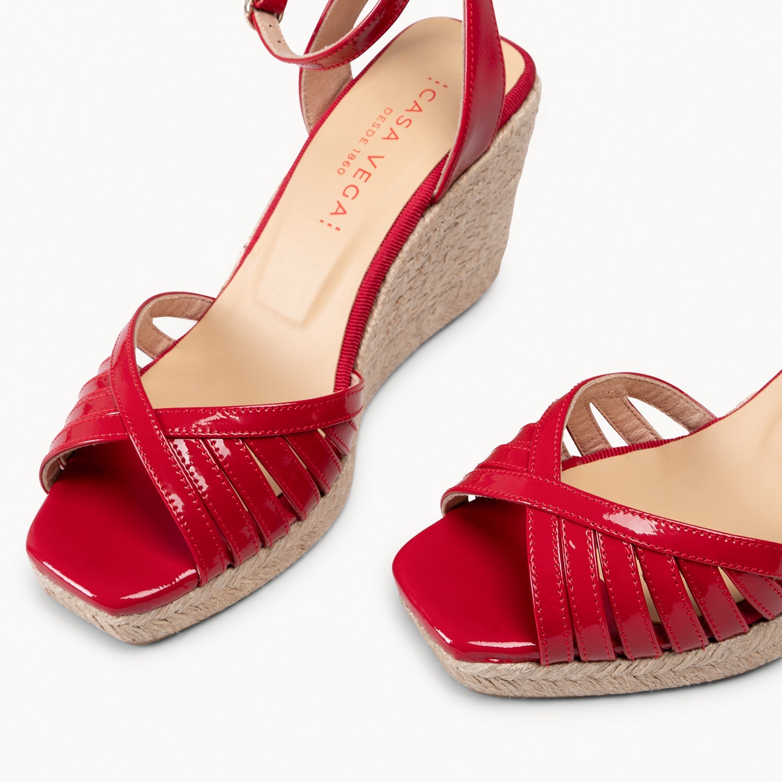 ISABEL - SANDALIAS ROJAS DE TIRAS CRUZADAS CON CUÑA