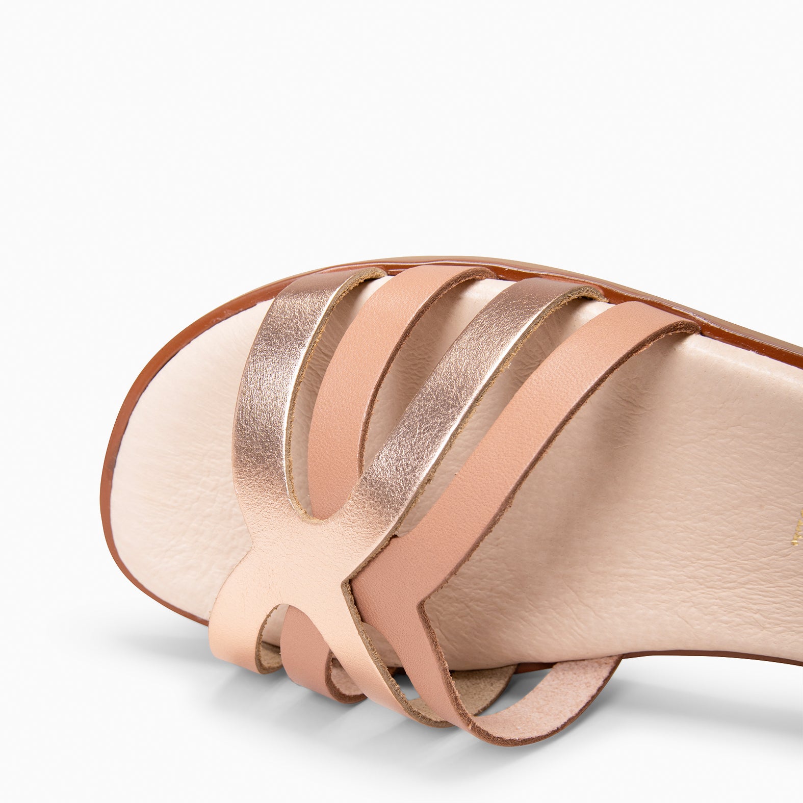BELISA - Sandalia plana de piel de vaquetilla en NUDE ORO ROSA