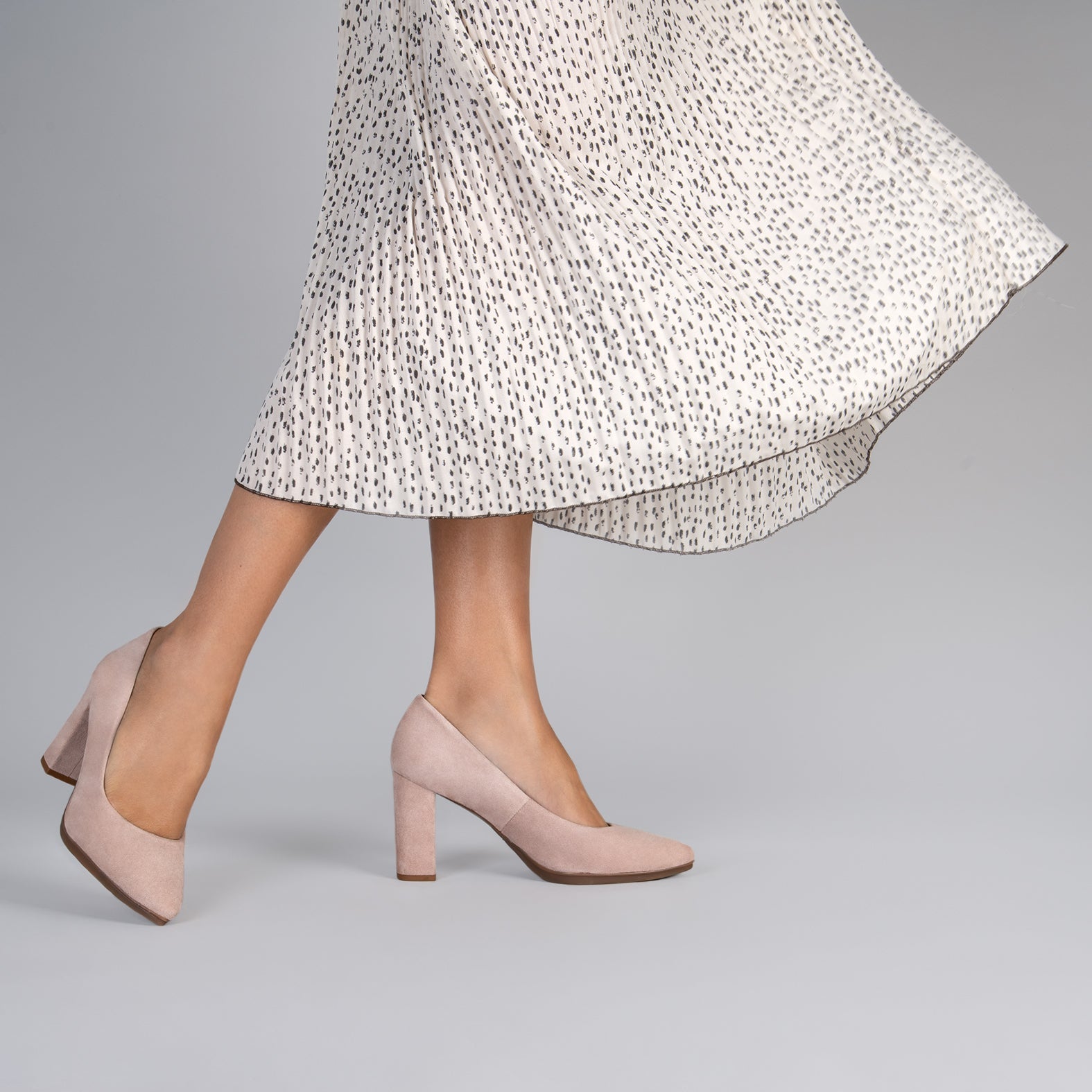 URBAN – Zapatos de tacón alto de ante NUDE