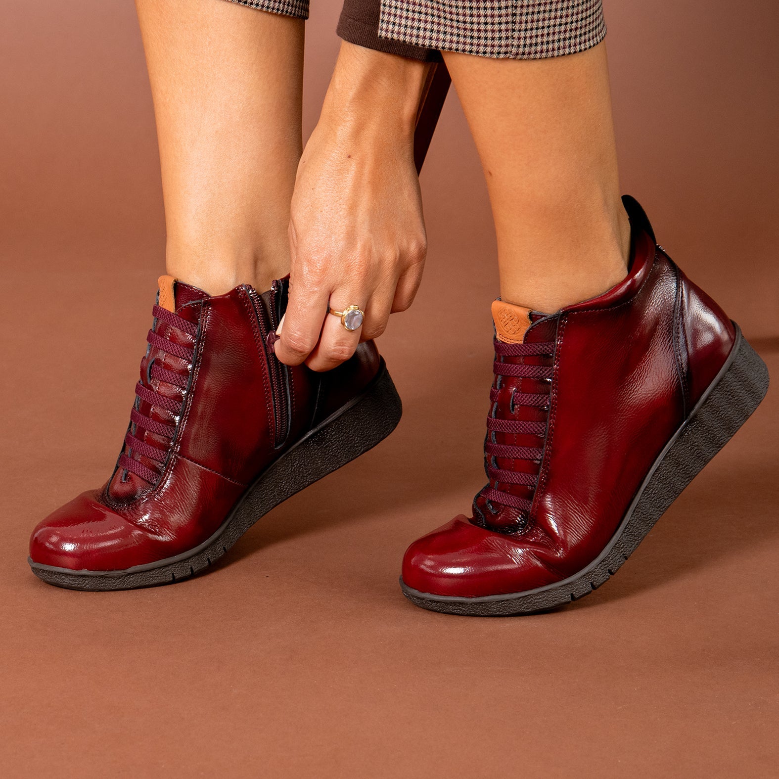 FLEXY - Zapatillas de charol BURDEOS abotinadas