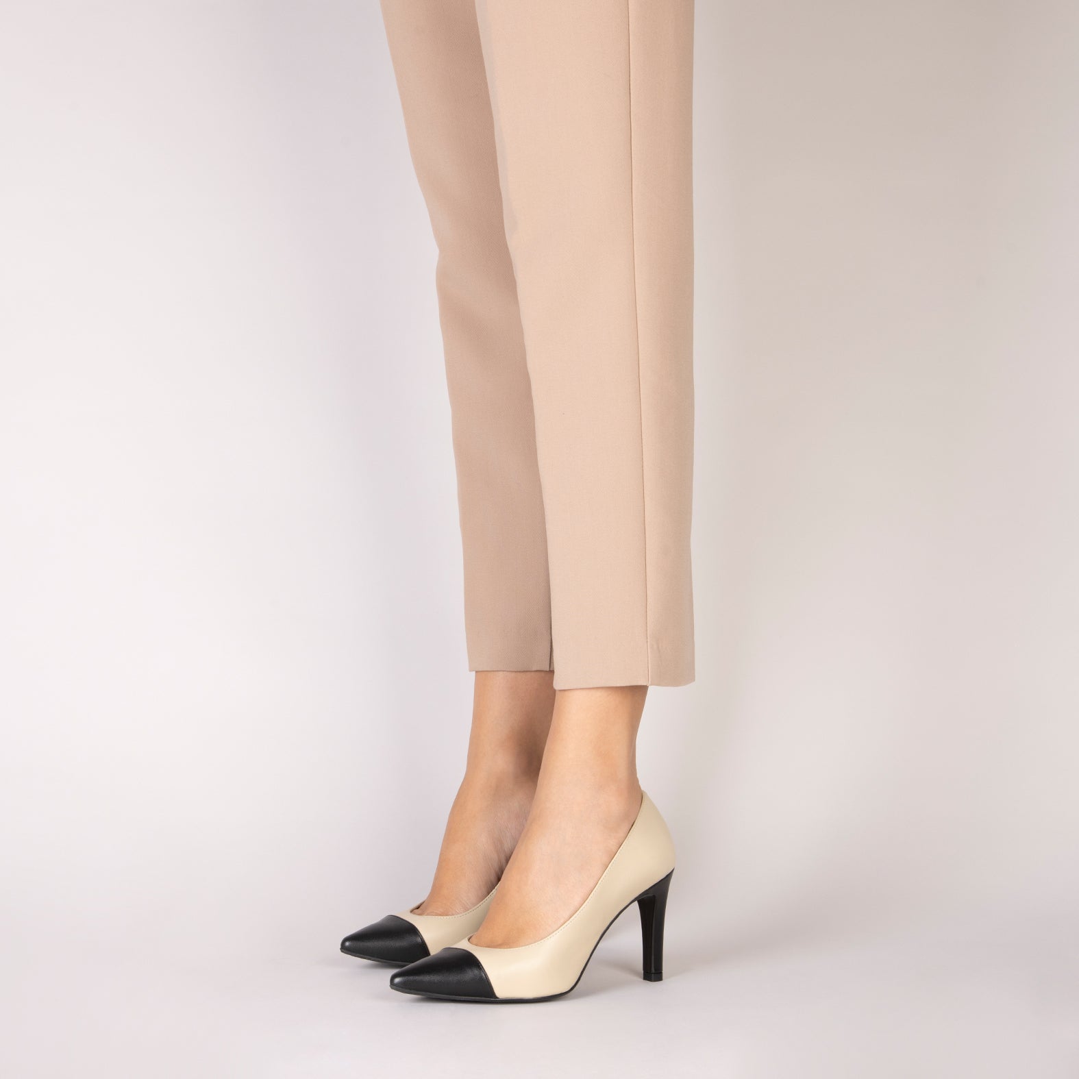 BIANCA - Zapatos BEIGE de tacón alto y puntera NEGRO