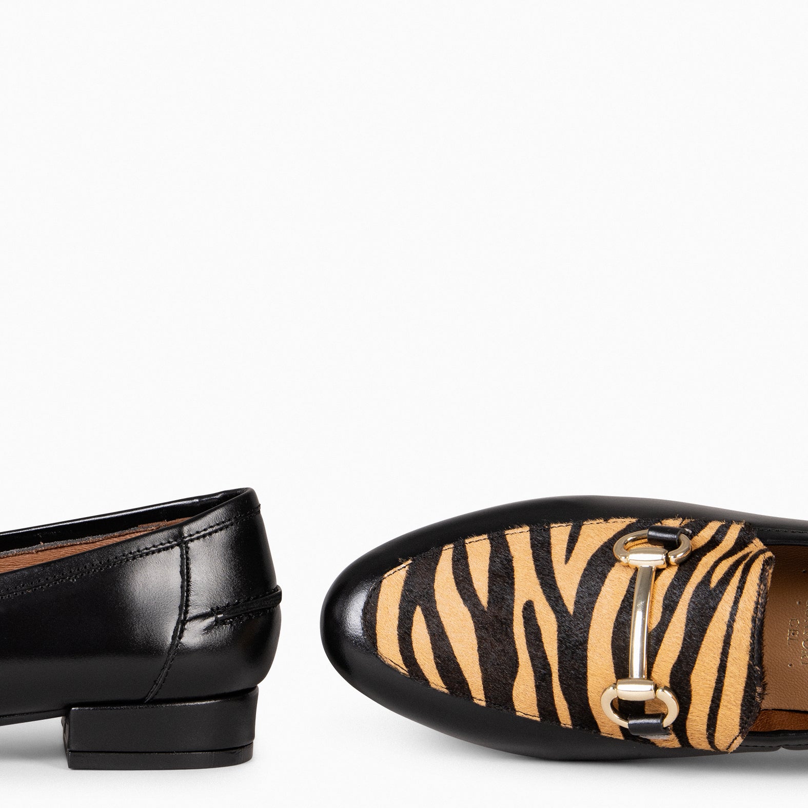 STYLE SAUVAGE - Mocasín tacón bajo CAMEL