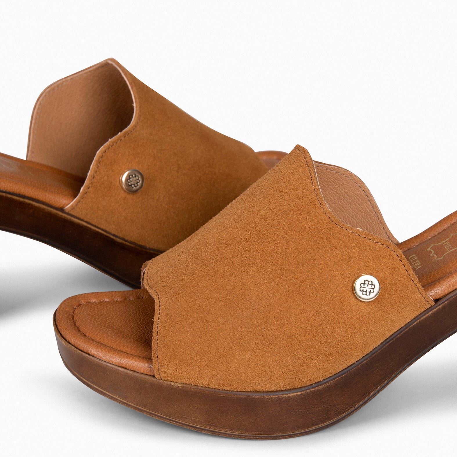 ADELA - Zuecos con tacón CAMEL