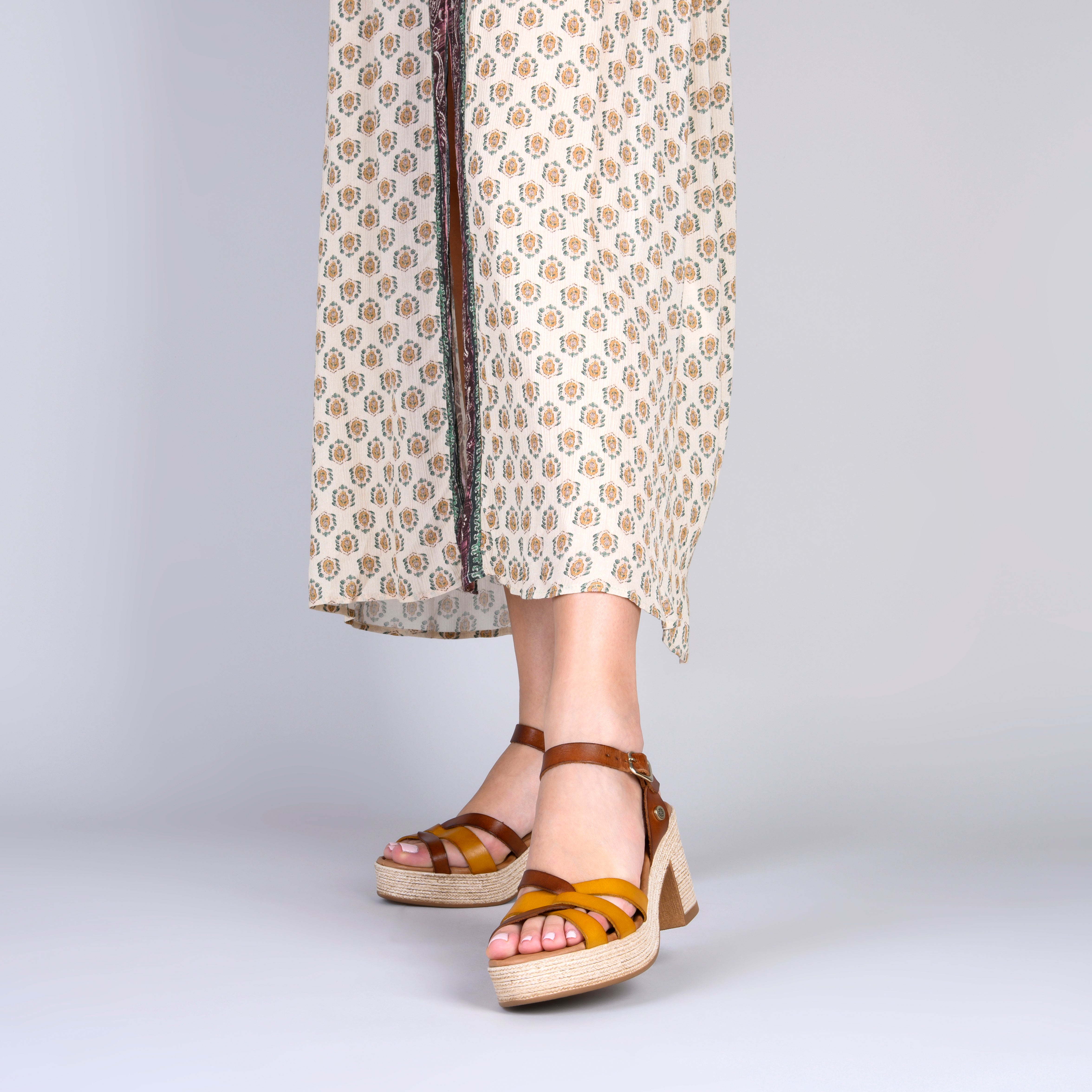 LARISA - Sandalia de plataforma CAMEL