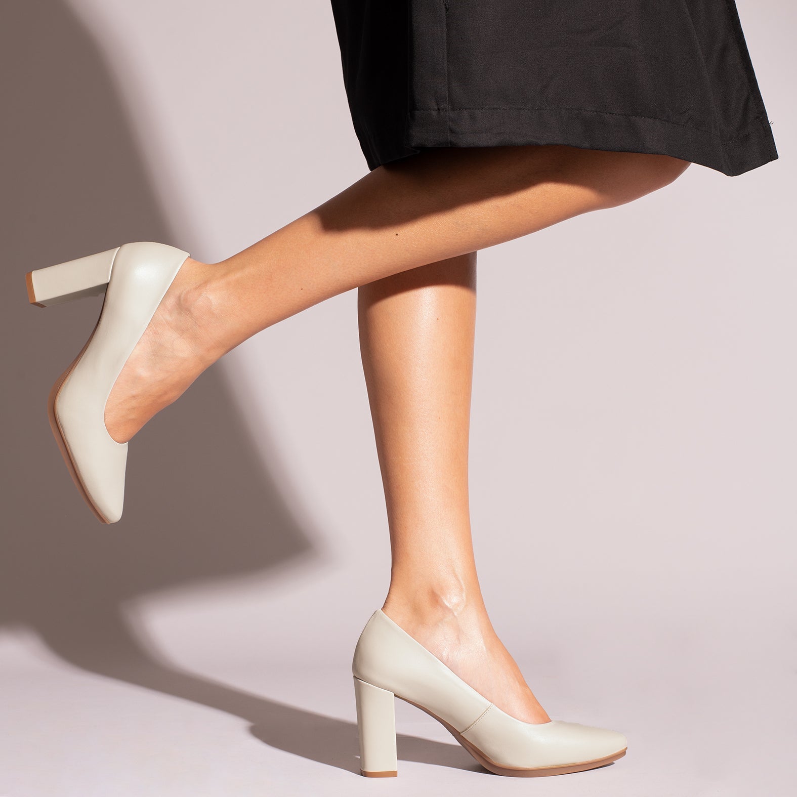 URBAN SALON-  Zapatos HUESO de piel y tacón alto