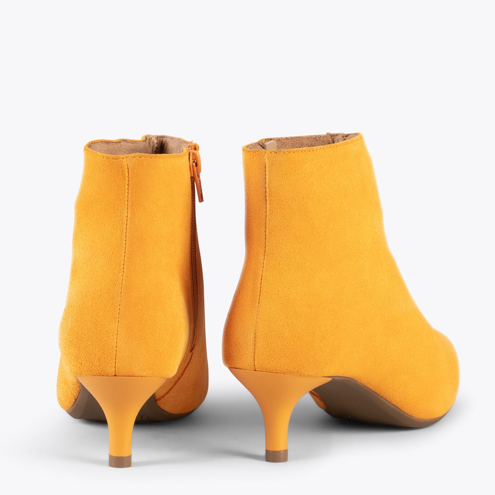 OUTFIT -  Botines elegantes de tacón bajo de aguja  AMARILLO