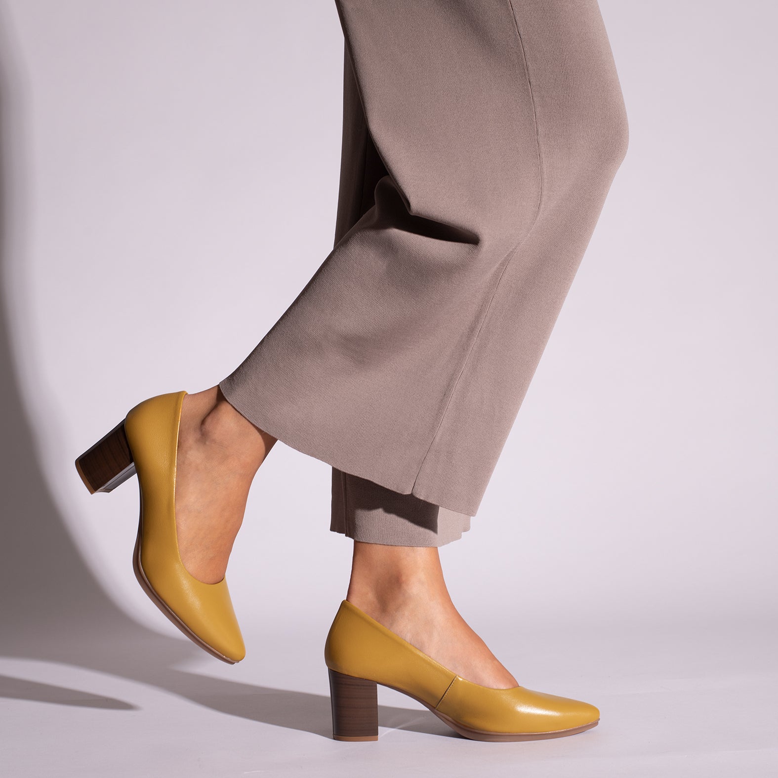 URBAN S SALON - Zapato MOSTAZA con tacón madera