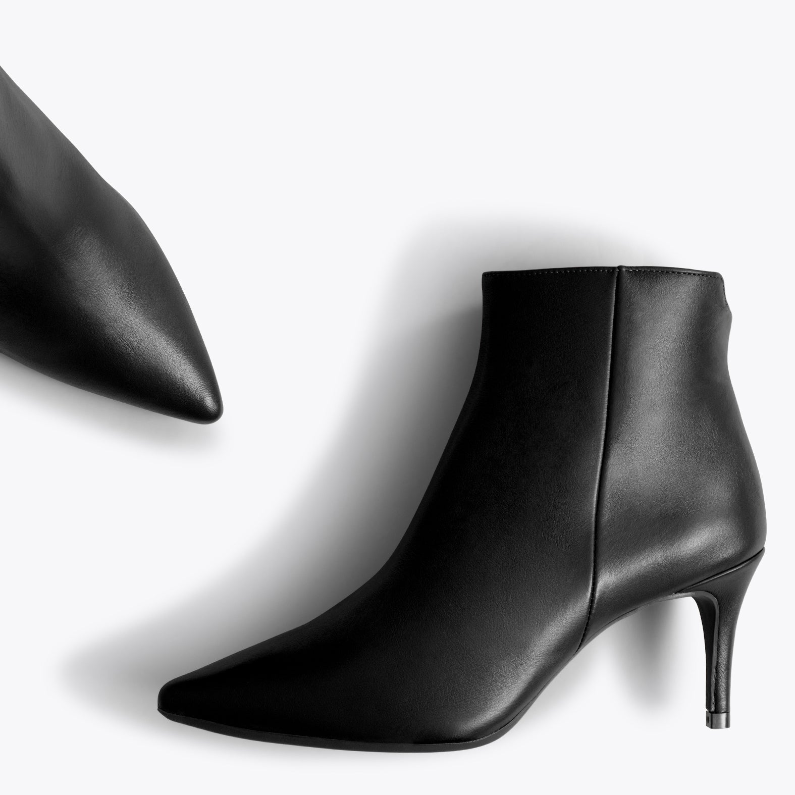 OUTFIT Botines de piel con tacón de aguja NEGROS