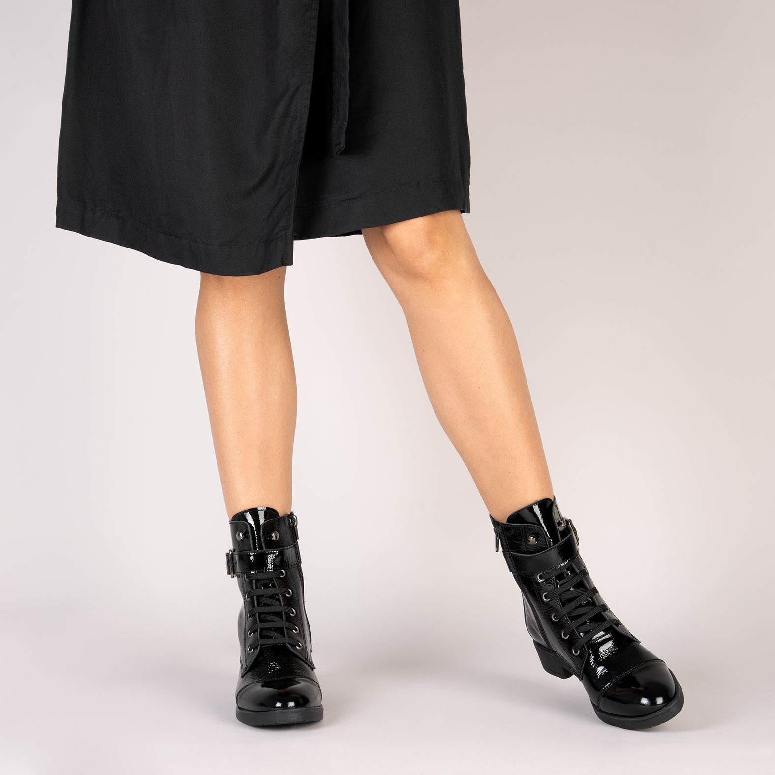 BELFAST – Botines con cordones de piel NEGRO CHAROL
