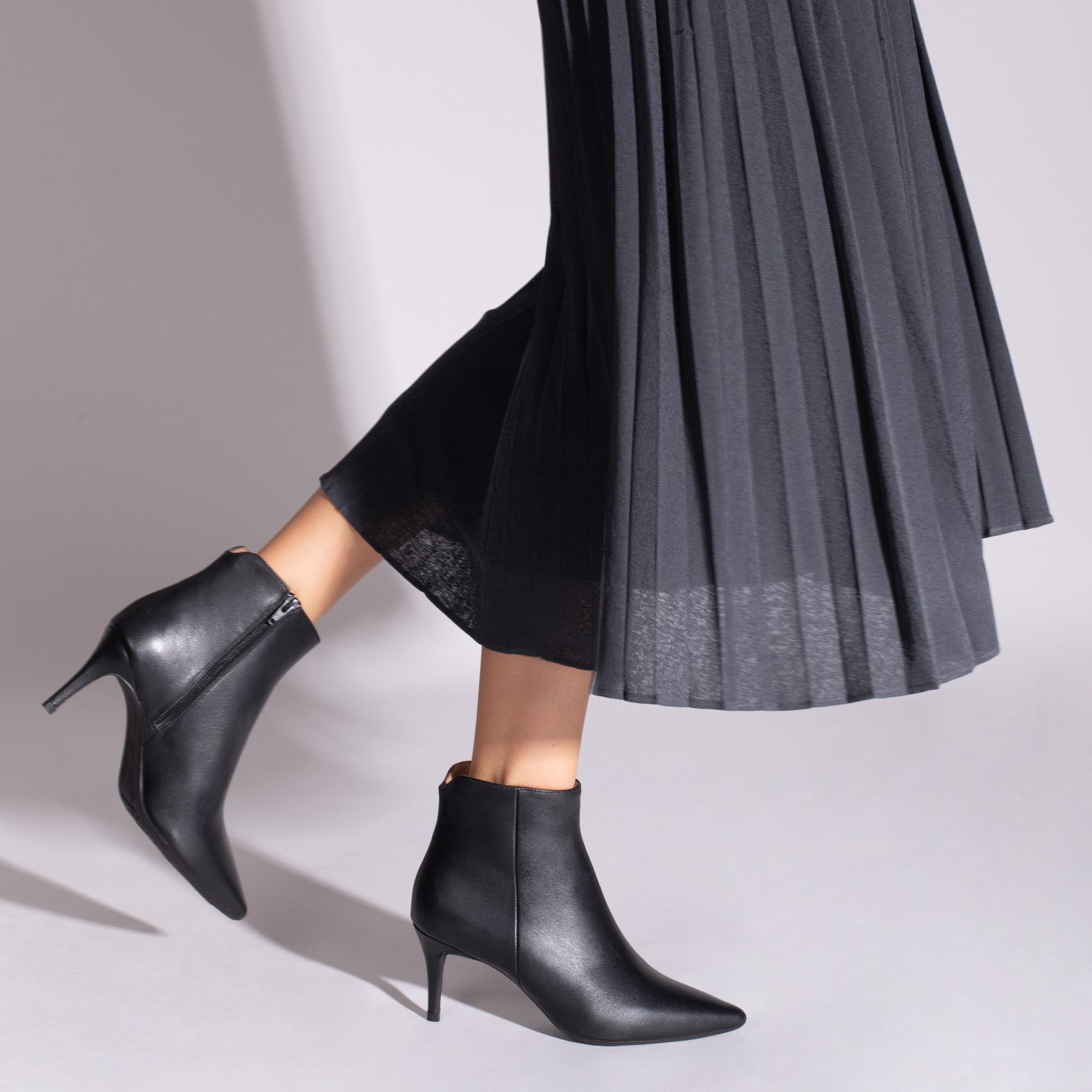 OUTFIT Botines de piel con tacón de aguja NEGROS