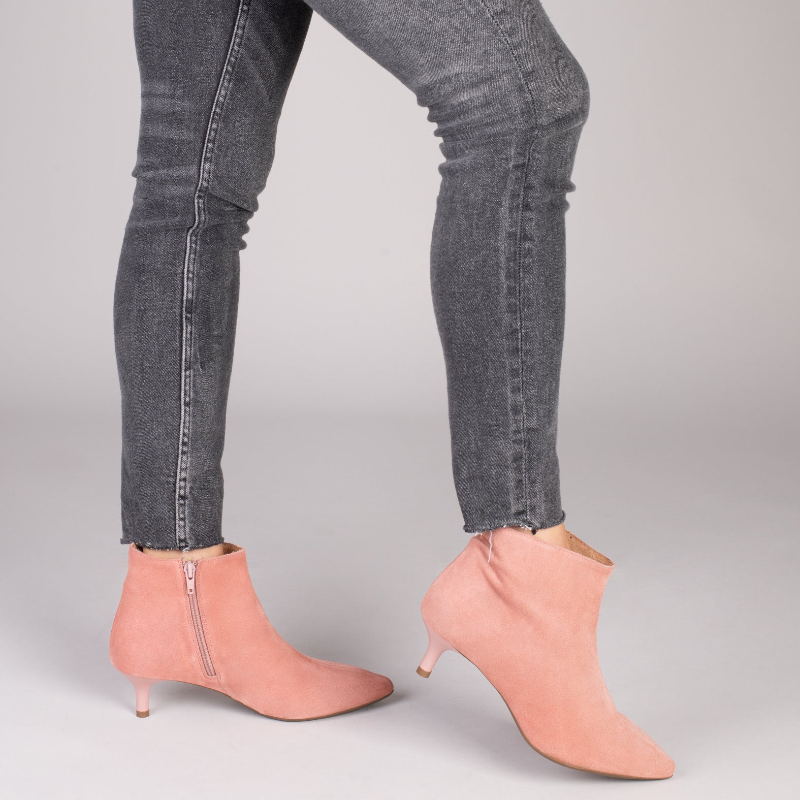 OUTFIT -  Botines elegantes de tacón bajo de aguja  SALMÓN