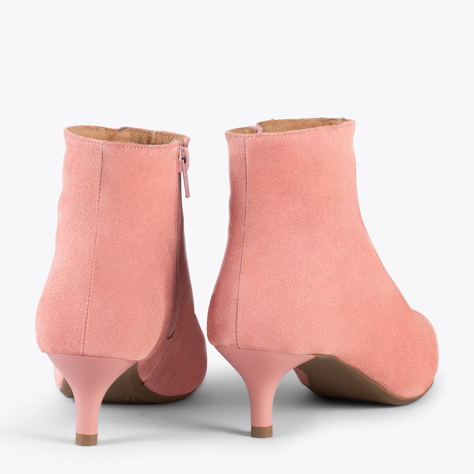 OUTFIT -  Botines elegantes de tacón bajo de aguja  SALMÓN