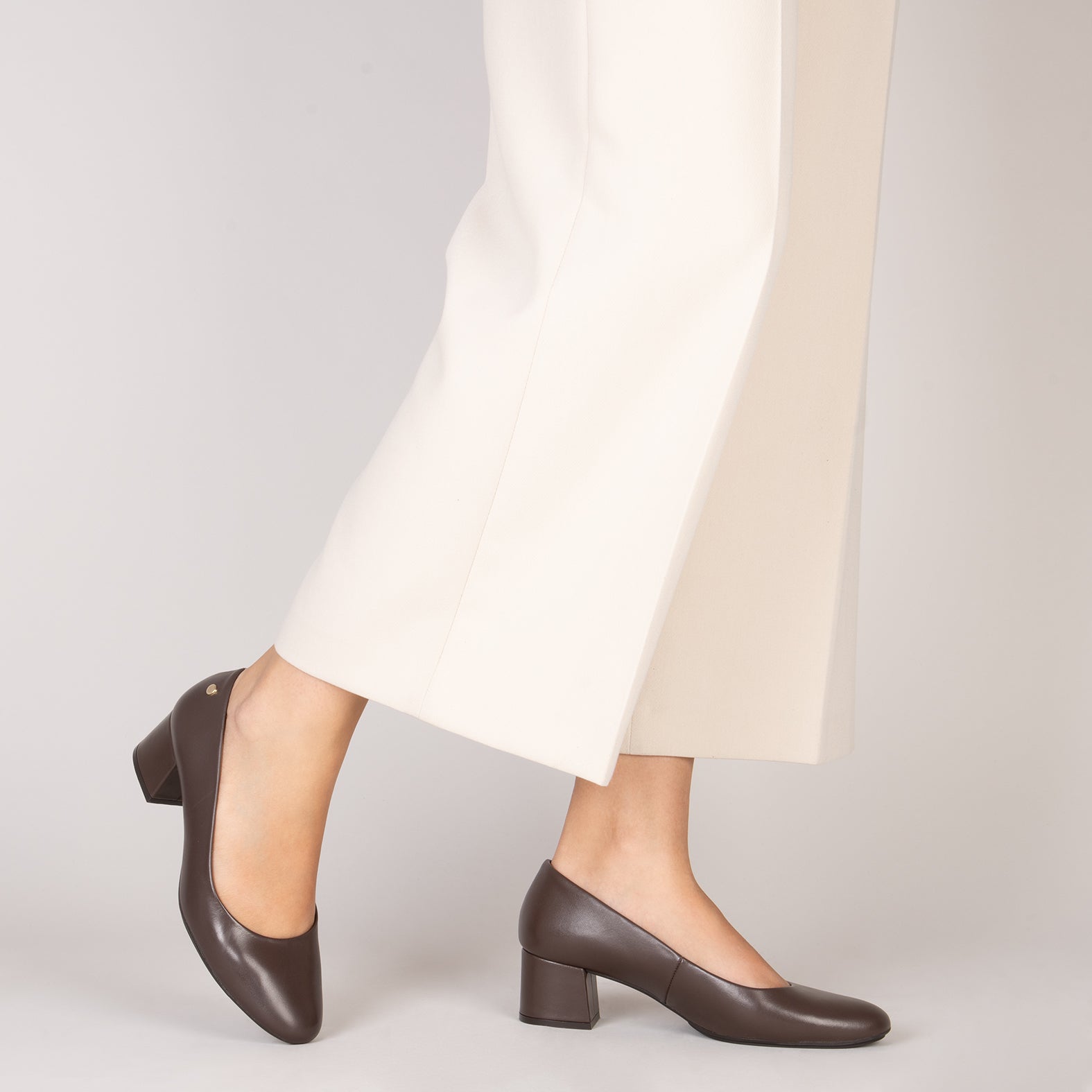 URBAN REDONDO SALÓN - Zapatos de tacón bajo de napa en MARRON