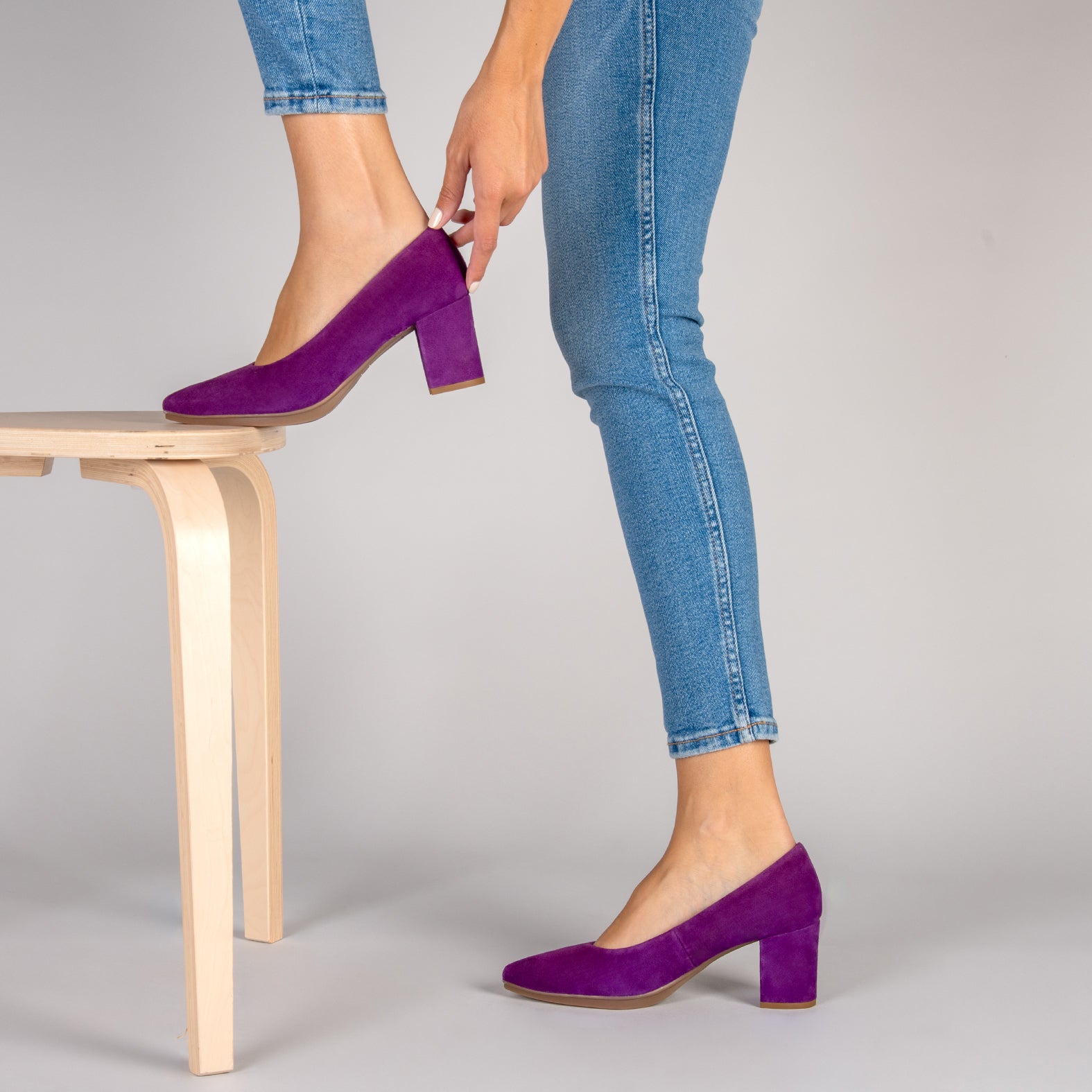 URBAN S - Zapatos de tacón medio de ante en VIOLETA